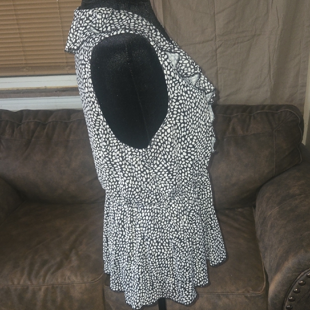 Morgan Taylor Sleeveless Elegant Black Top With Layered Under Top Size LARGE - Picture 5 of 10